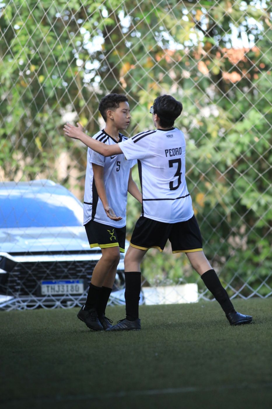 Dois atletas se abraçando depois de um gol