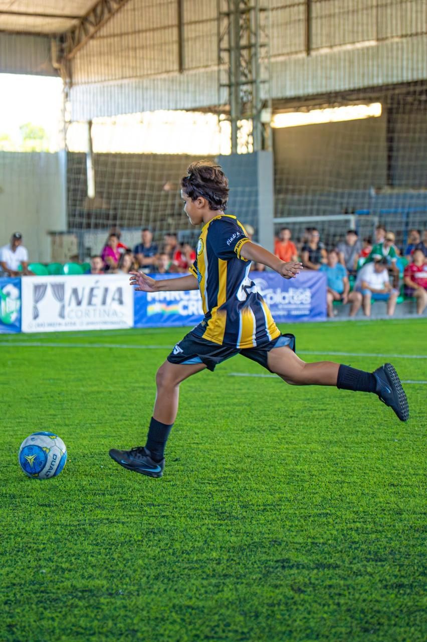 Atleta do Sant German finalizando em campo de grama sintética