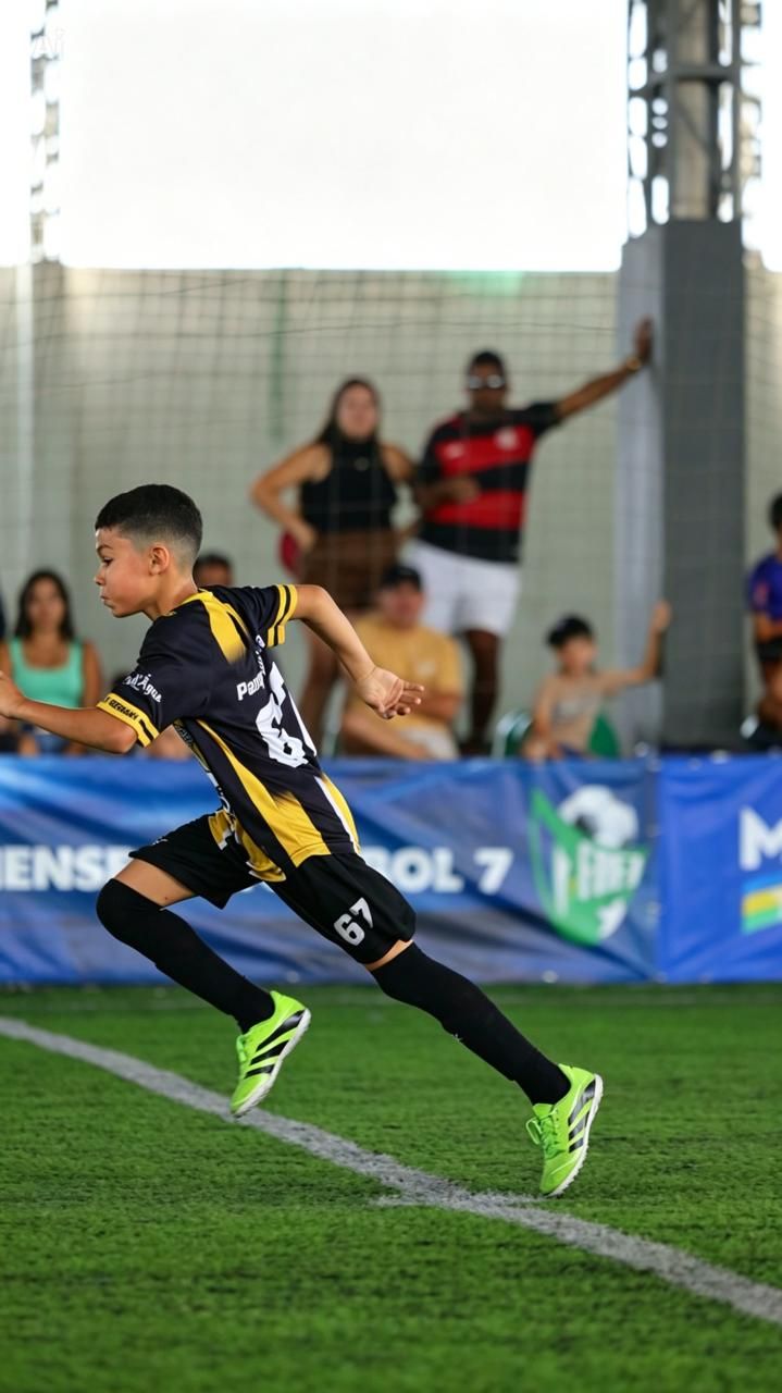 Atleta correndo em campo
