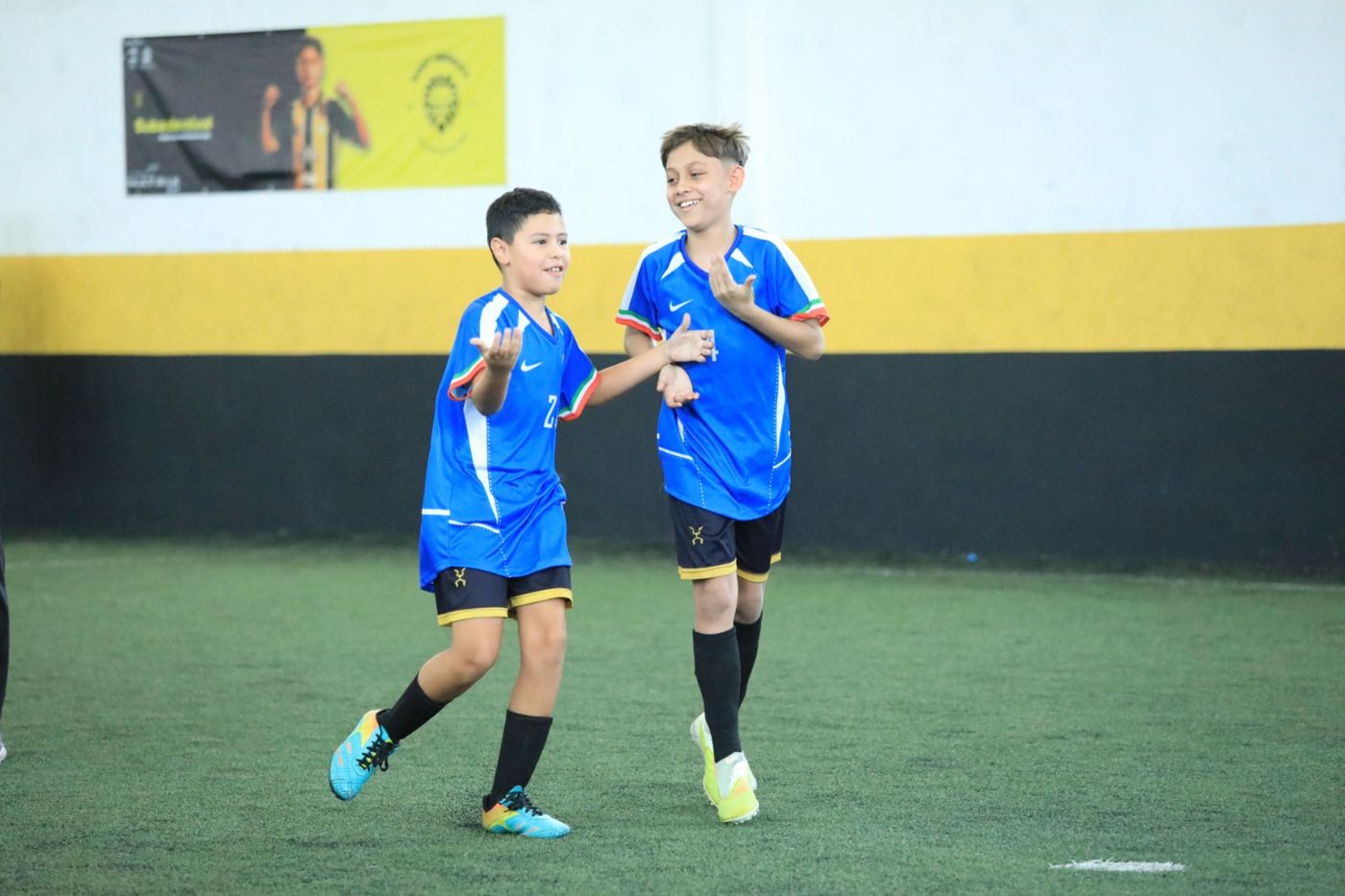 Dupla de atletas comemorando