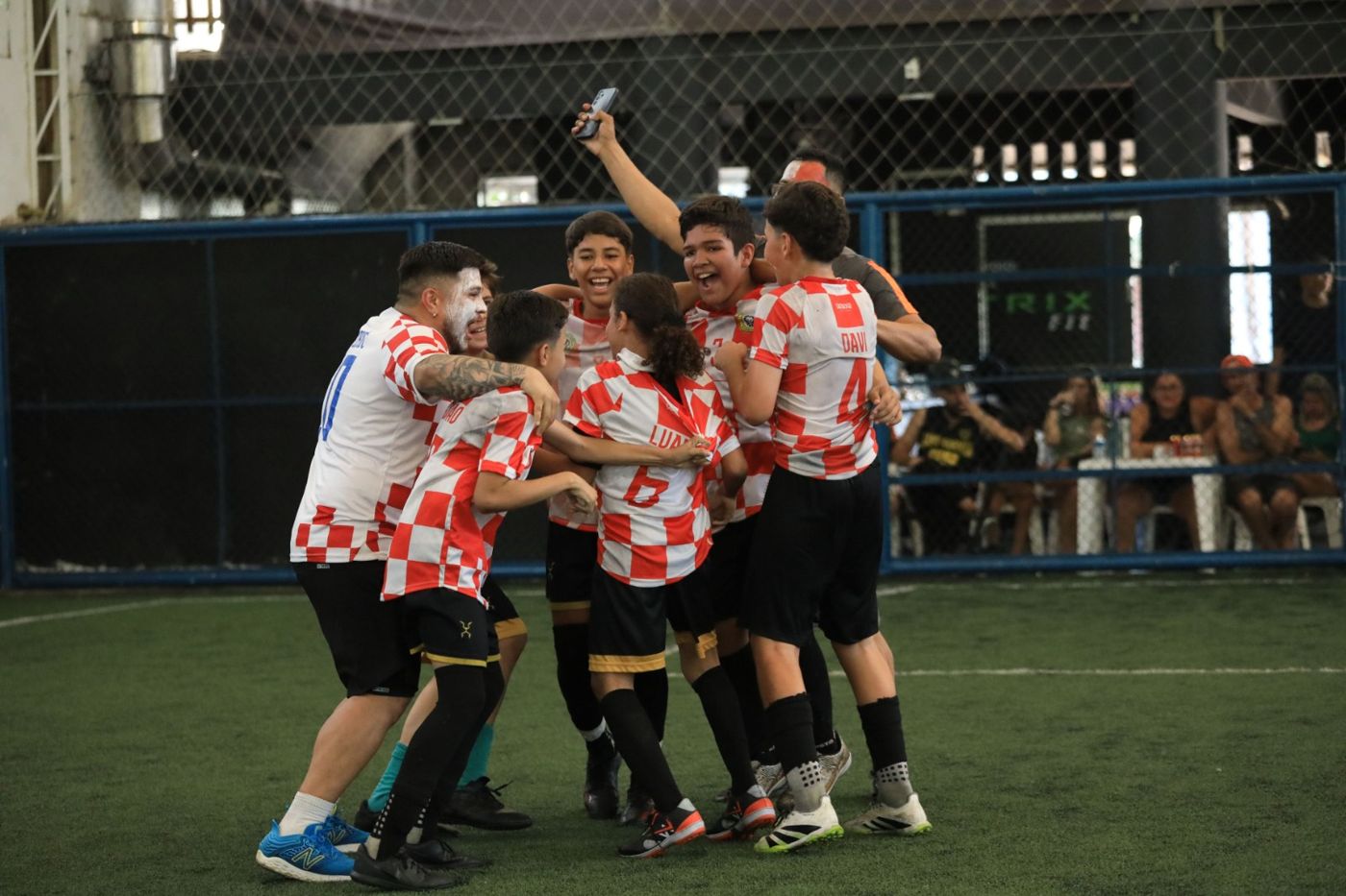 Time comemorando gol abraçado