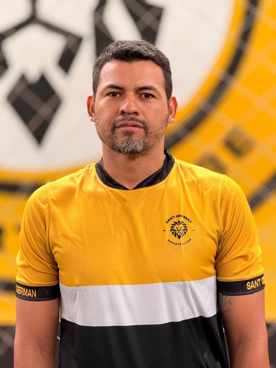 Professor do Sant German com o uniforme do clube