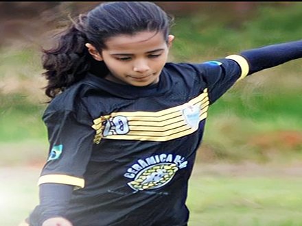 Sara Pedot criança, com o uniforme da Sant German, em Ji-Paraná