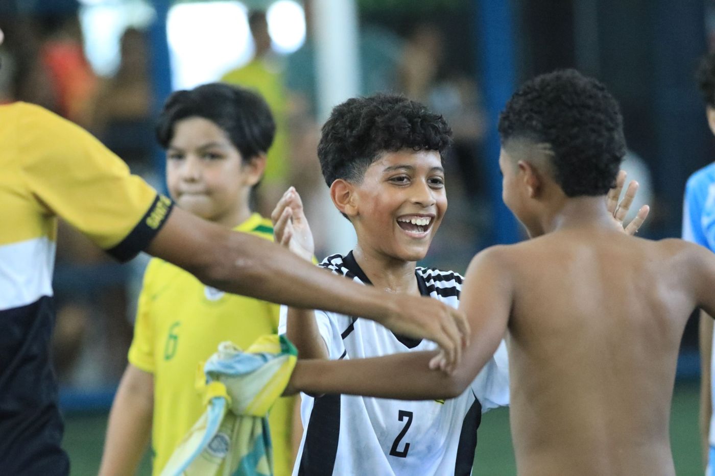 Atletas sorrindo após uma jogada