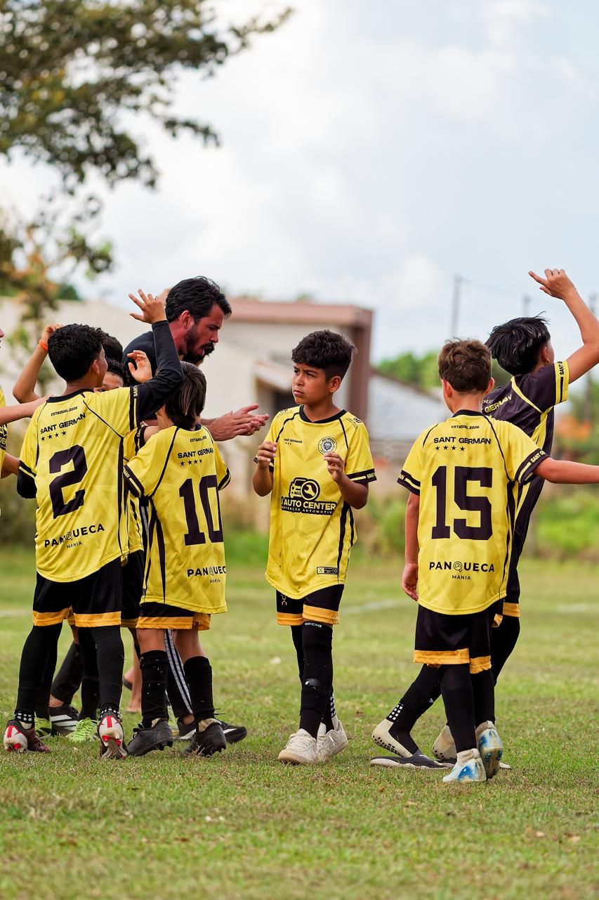 Atletas pequenos comemorando juntos