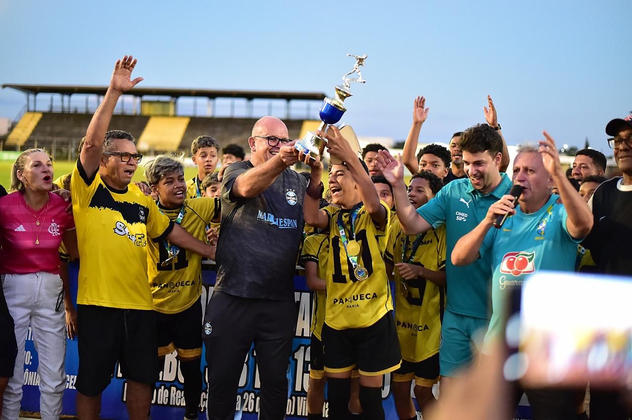 Atletas, professores e famílias do Sant German comemorando com o troféu